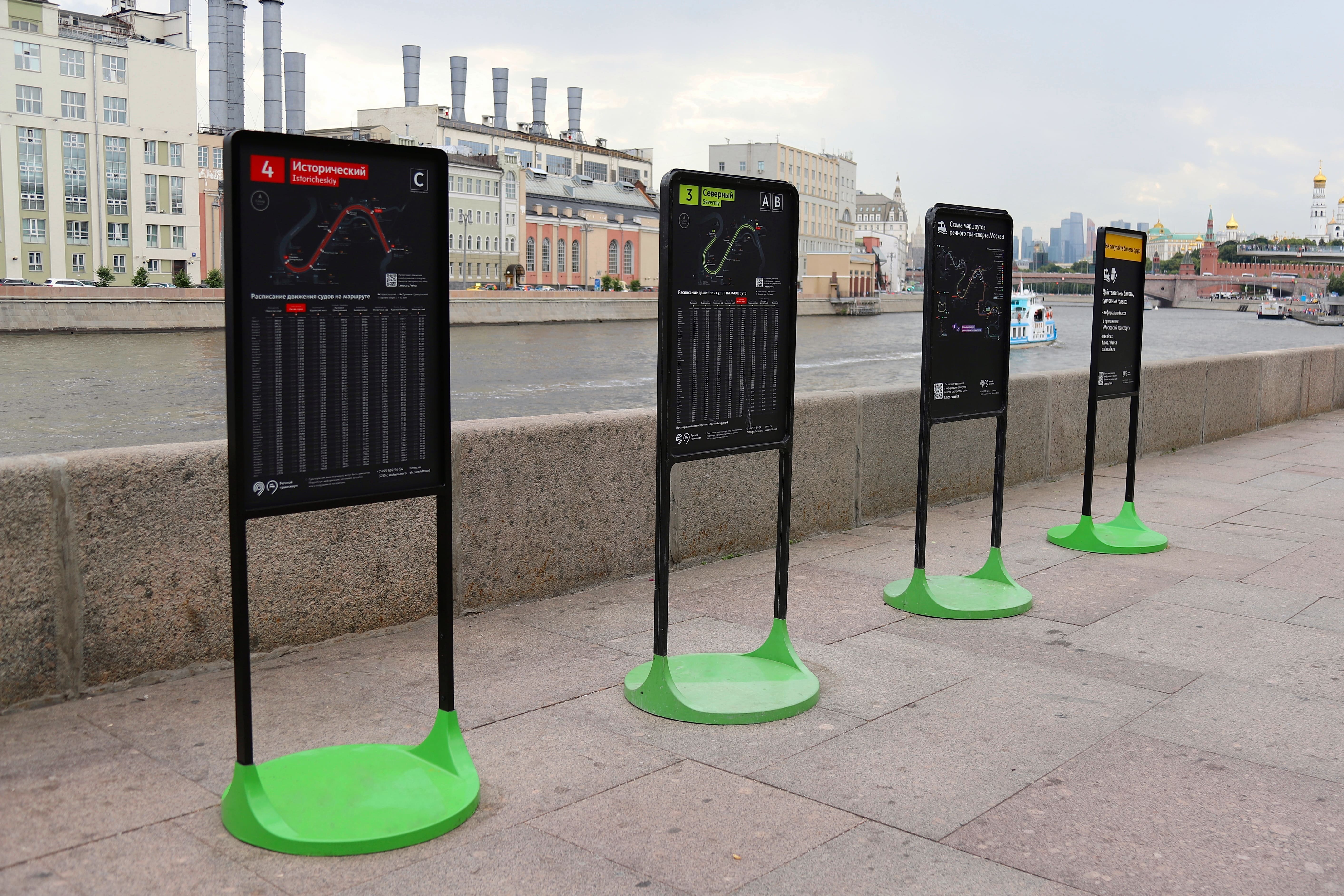 Мобильные информационные стойки на причалах Москвы-реки